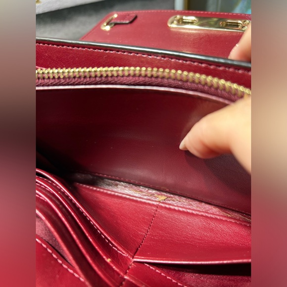 COACH Swagger Black Cherry Red
Wallet in Pebble Leather - Picture 7 of 9